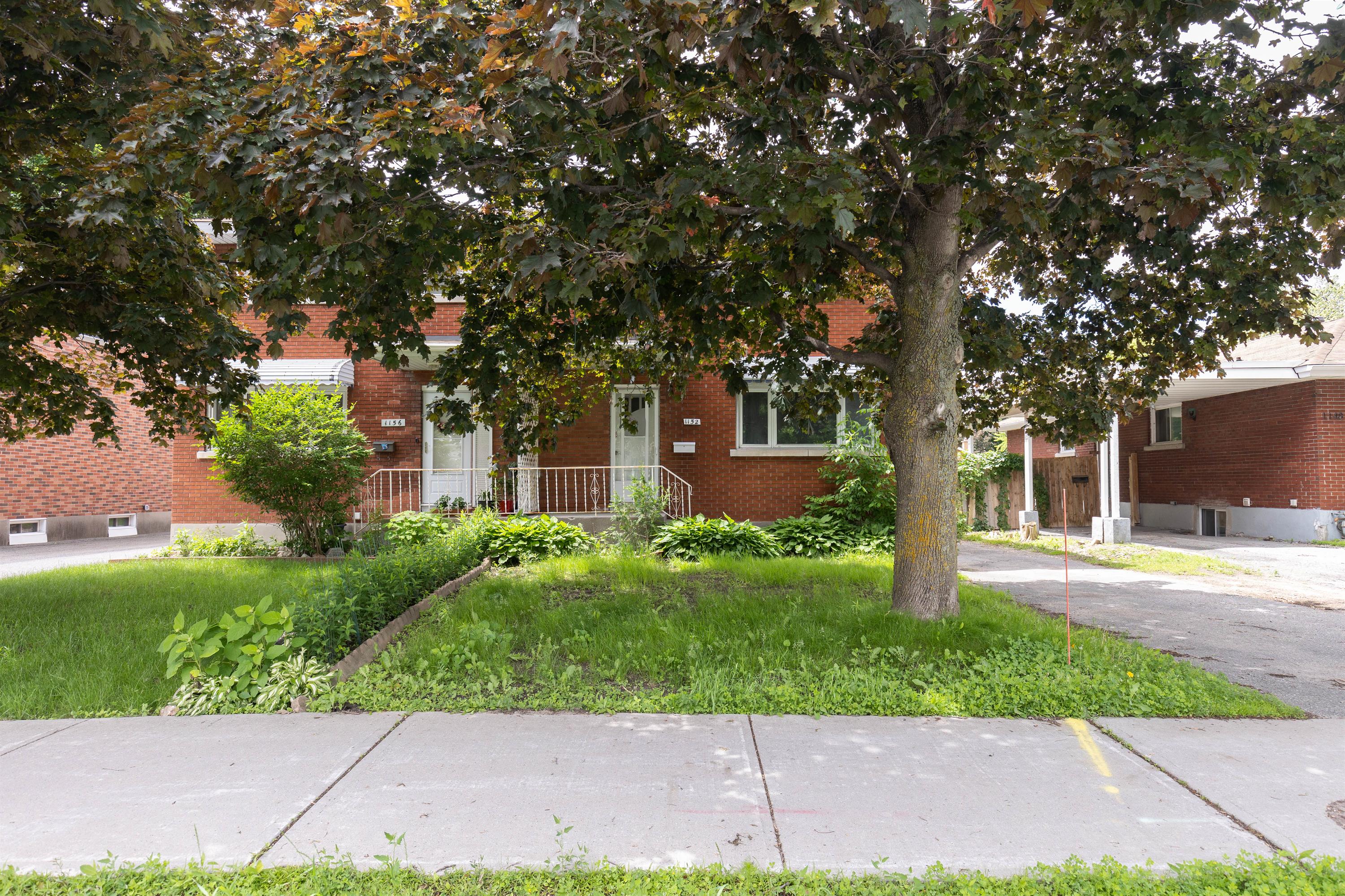 1152 Woodroffe Avenue